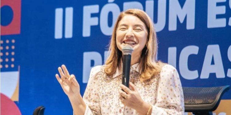 Iracema Vale palestra no Fórum de Políticas Públicas para Mulheres