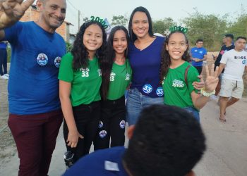 Eleitores bacabeirenses compareceram em peso á caminhada e adesivaço de Naila Gonçalo e mostraram que a vitória está mais próxima 