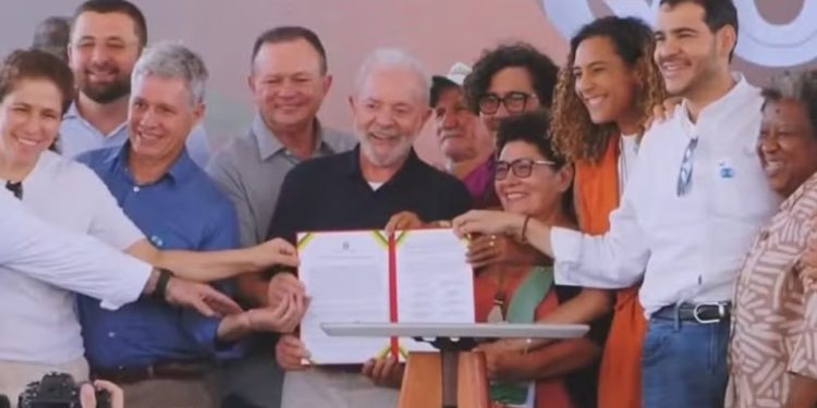 Lula assina decreto de conciliação entre quilombolas e Centro de Lançamento de Foguetes no MA; impasse durou 40 anos