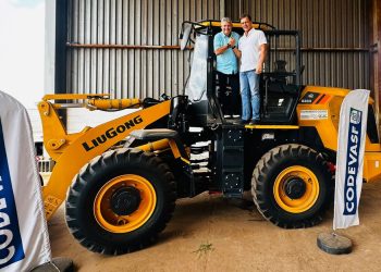 Com recursos de emendas do deputado federal Aluizio Mendes, prefeito Walace Azevedo adquire pá carregadeira para melhorar infraestrutura de Icatu