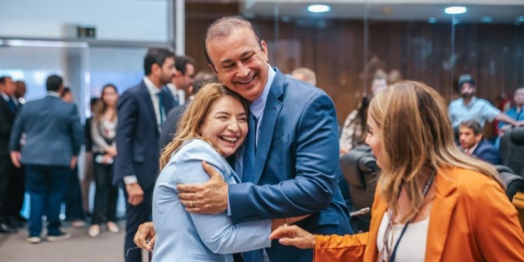 Iracema Vale vence disputa pela presidência da Alema e permanece no cargo até 2026