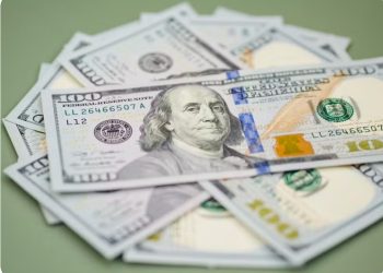 Dólar fecha em R$ 6 e bate recorde pelo 3º dia seguido, com cortes de gastos no radar; Ibovespa sobe