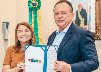 Iracema Vale participa da assinatura de MP que reajusta salário dos professores da educação básica