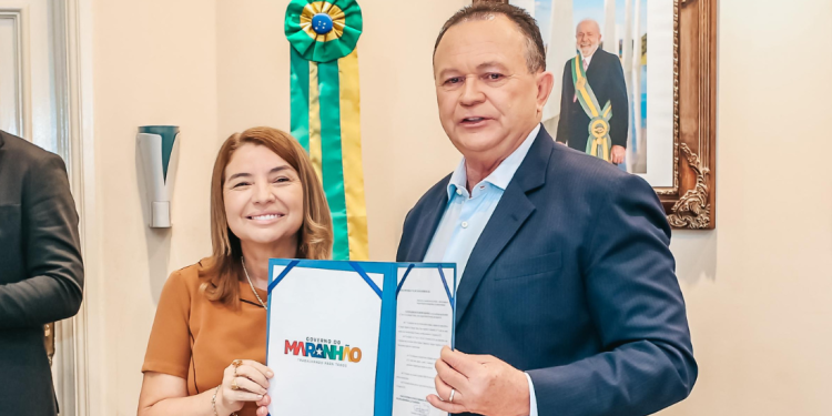 Iracema Vale participa da assinatura de MP que reajusta salário dos professores da educação básica