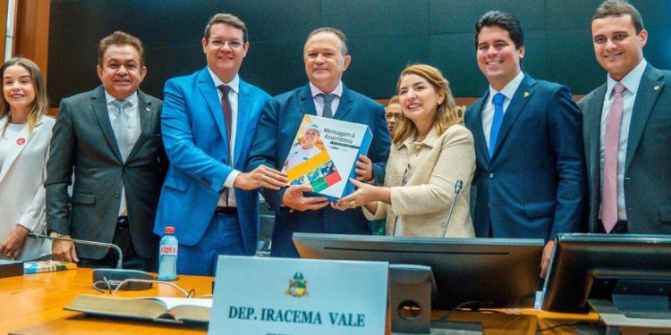 Carlos Brandão apresenta perspectivas de novos investimentos durante entrega da Mensagem Governamental à Alema