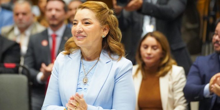 Iracema Vale reitera compromisso com independência do Parlamento durante posse como presidente da Alema