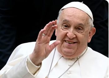 Papa Francisco tem ‘leve melhora’ e volta a comer alimentos sólidos, diz Vaticano
