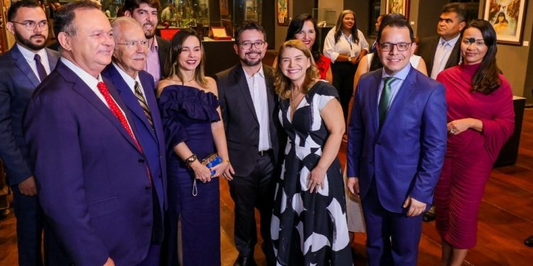 Iracema Vale prestigia cerimônia de lançamento do selo em comemoração aos 40 anos da redemocratização