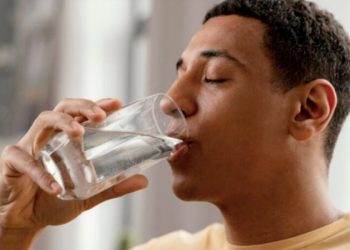 Adeus aos 2 litros de água por dia: estudo revela quanto você deve beber para hidratação ideal