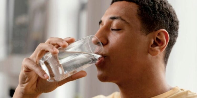 Adeus aos 2 litros de água por dia: estudo revela quanto você deve beber para hidratação ideal