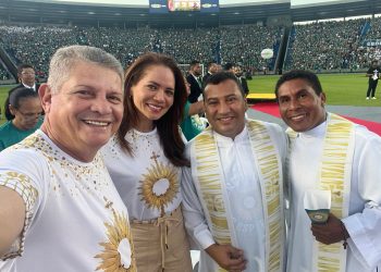 Prefeito Walace Azevedo participa da celebração de Corpus Christi no Castelão ao lado da primeira-dama Natália Azevedo