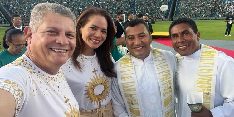 Prefeito Walace Azevedo participa da celebração de Corpus Christi no Castelão ao lado da primeira-dama Natália Azevedo