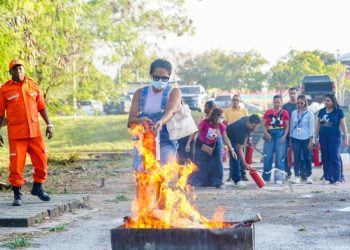 Comerciantes que atuarão no Arraial da Assembleia recebem treinamento de combate a incêndio