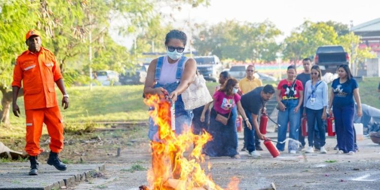 Comerciantes que atuarão no Arraial da Assembleia recebem treinamento de combate a incêndio