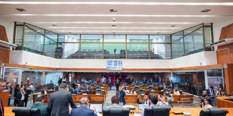 Alema aprova MP que reestrutura organização básica do Corpo de Bombeiros