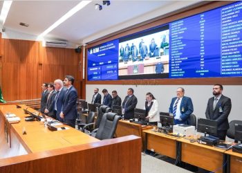 Assembleia faz um minuto de silêncio em memória de servidores e de vítimas de acidente aéreo