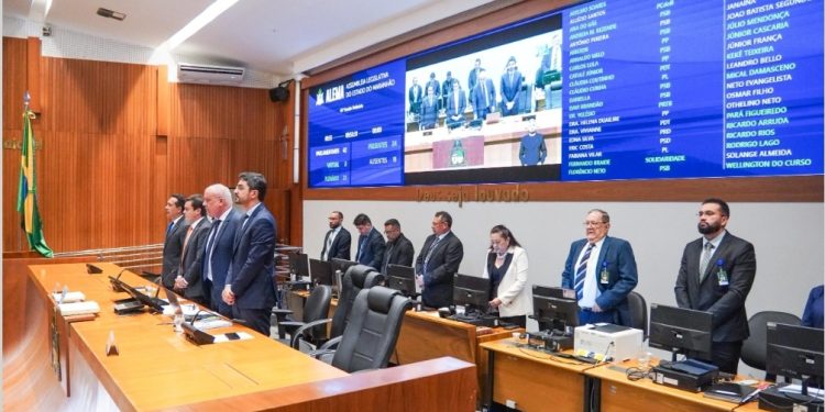 Assembleia faz um minuto de silêncio em memória de servidores e de vítimas de acidente aéreo