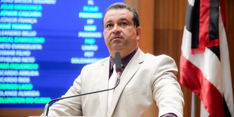 Adelmo comemora aprovação de Brandão: “Governo nada de braçadas concretizando sonhos das pessoas”