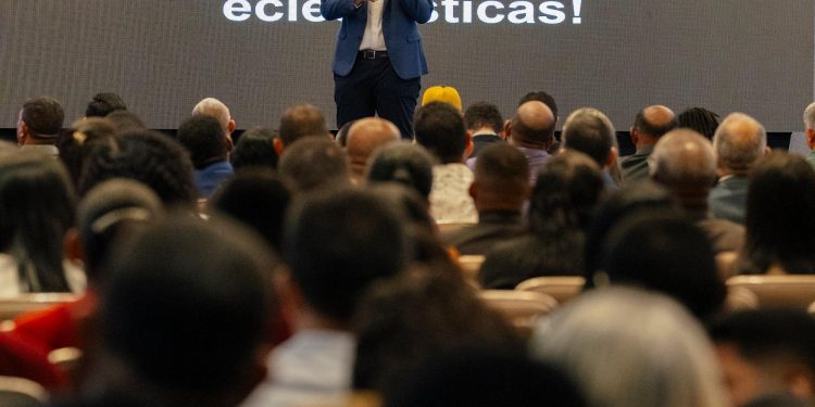 Orleans Brandão participa de encontro com pastores da Grande Ilha