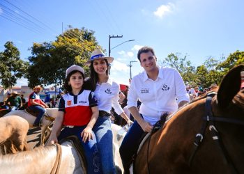 Orleans Brandão participa da Missa do Vaqueiro e destaca a força da tradição sertaneja na 34ª Vaquejada de Colinas