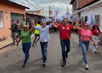 Weverton e Edivaldo recebem carinho da população durante caminhada no São Bernardo