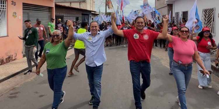 Weverton e Edivaldo recebem carinho da população durante caminhada no São Bernardo