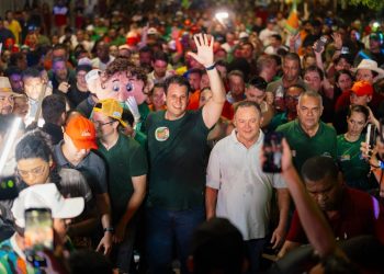 Com 20 mil pessoas nas ruas, Presidente Dutra abraça Orleans Brandão em grande arrastão
