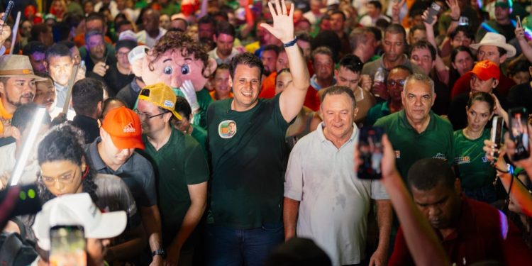 Com 20 mil pessoas nas ruas, Presidente Dutra abraça Orleans Brandão em grande arrastão