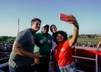 Orleans Brandão leva multidão e transforma ruas de Olinda Nova em grande demonstração de força na Baixada
