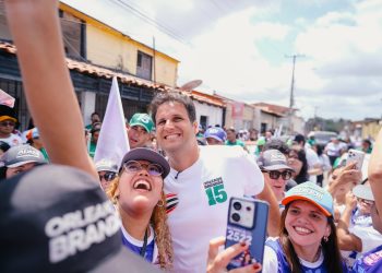 Beto Castro reúne multidão no Bairro de Fátima em Arrastão da Ilha em apoio a Orleans Brandão